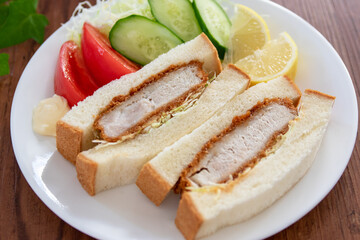 カツサンドとサラダの盛り合わせ