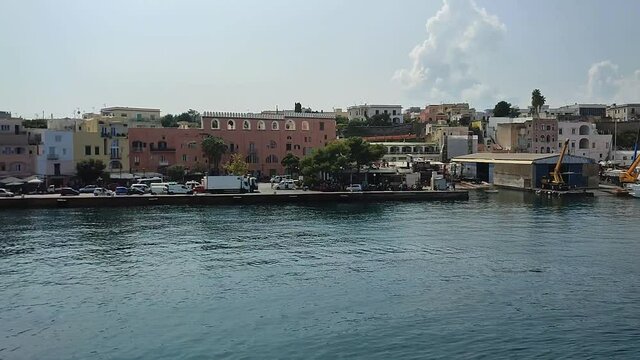 Procida - Panoramica del porto dal traghetto