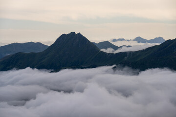 Fototapeta na wymiar Alpenpanorama - über den Wolken