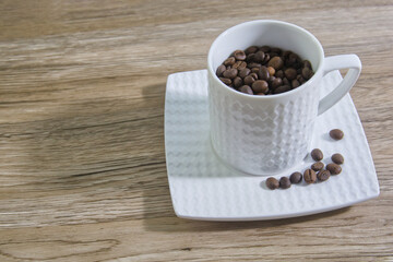コーヒー豆と白いコーヒーカップ Coffee Beans and White coffee cup