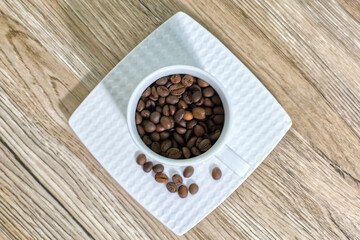 コーヒー豆と白いコーヒーカップ Coffee Beans and White coffee cup