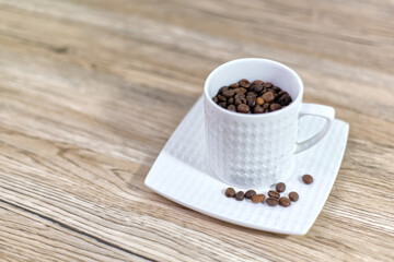 コーヒー豆と白いコーヒーカップ Coffee Beans and White coffee cup