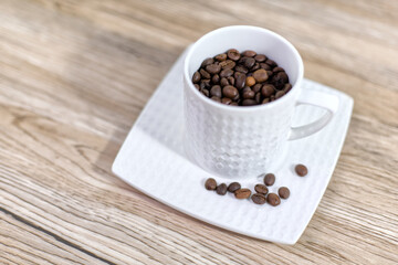 コーヒー豆と白いコーヒーカップ Coffee Beans and White coffee cup