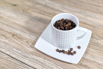 コーヒー豆と白いコーヒーカップ Coffee Beans and White coffee cup