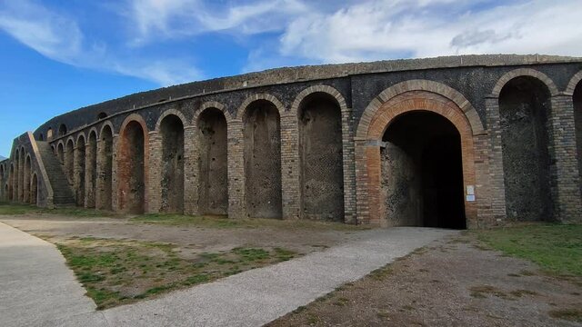 Pompei - Panoramica dell'anfiteatro dal viale di accesso