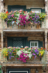 Fototapeta na wymiar Mit Blumen geschmückter Holzbalkon in Tirol