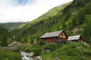 Fototapeta na wymiar Berghütten im Lungauer Göriachtal im Salzburgerland