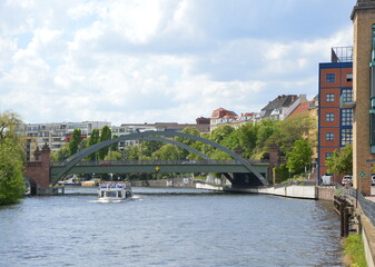 Obraz premium Panorama am Fluss Spree im Stadtteil Moabit, Tiergarten, Berlin