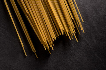 Spaghetti cru sur ardoise en diagonale