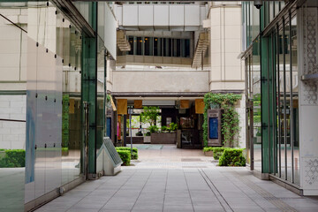 東京、有楽町駅周辺の風景　ショッピングセンターや高架下の飲食店など