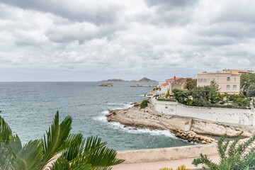 Fototapeta na wymiar Vue sur la mer et un restaurant renommé de Marseille 