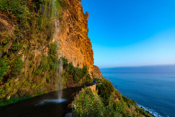 Cascata dos Anjos Wasserfall Kaskade Straße Madeira Ponta do Sol Portugal Steilküste Klippen...
