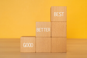 「GOOD」「BETTER」「BEST」と書かれた積み木