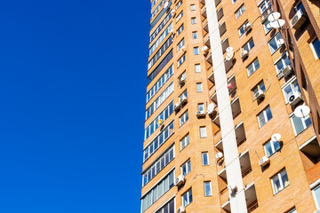Fototapeta premium high-rise apartment house and blue sky on sunny day