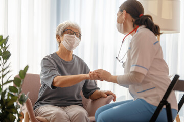 Obraz premium Doctor and senior woman wearing facemasks