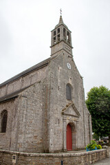 Fototapeta na wymiar Fouesnant. Façade de l'église Saint-Pierre et Saint-Paul. sous ciel blanc. Finistère. Bretagne