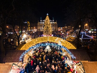 Obraz premium Lviv, Ukraine - January 3, 2021: overhead view of people walking by christmas fair