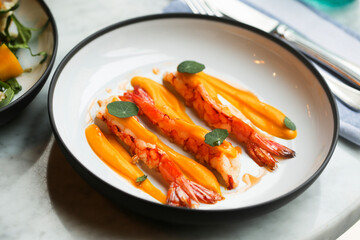 Roasted shrimps with fresh mango