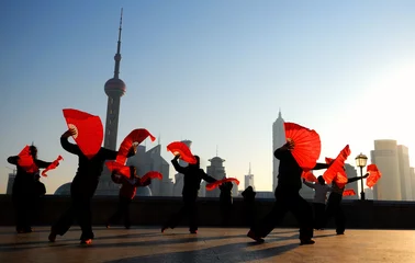 Crédence de cuisine en verre imprimé Shanghai Traditional Chinese dance with fans.