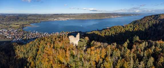 Die Burgruine Altbodman über dem Bodensee
