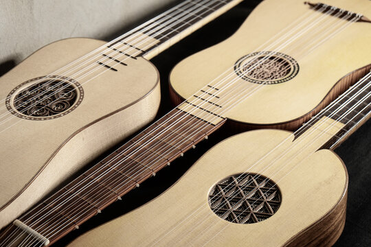 Historical plucked instruments: renaissance guitar, vihuela, baroque guitar.