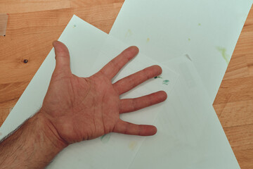 dłoń na kartce papieru