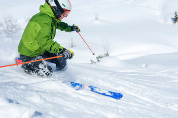Spektakulär und gekonnt im Gelände skifahren im Telemark-Stil