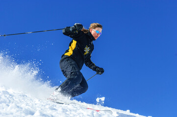 Fototapeta na wymiar Gekonnt im Gelände skifahren im norwegischen Telemark-Stil