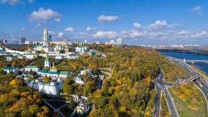 Fototapeten Kyiv city landscape at the autumn aerial view © ronedya