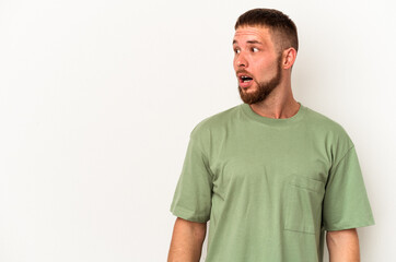 Obraz premium Young caucasian man with diastema isolated on white background being shocked because of something she has seen.