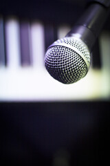 Obraz premium Microphone over piano keys in dim light