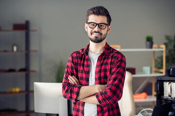 Portrait of attractive clever smart skilled cheerful guy tech support company director folded arms at work place station indoors