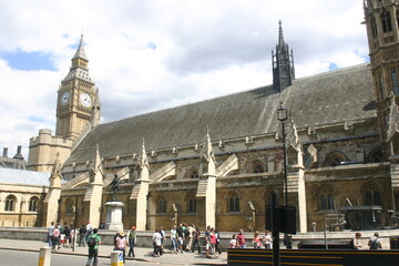 Obraz premium Westminster Abby in the Westminster Complex where Visitors can visit the Graves of Kings, Queens and Famous People with Big Ben in the background