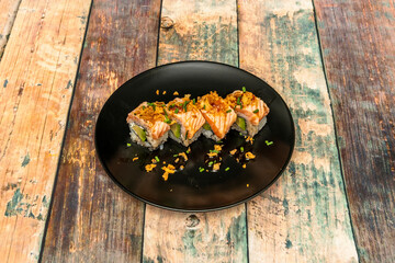 Norwegian salmon uramaki sushi flambé with ripe avocado, crunchy onion and nori seaweed