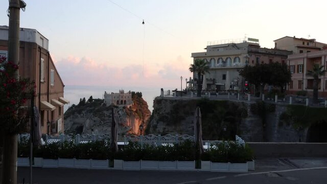 Tropea - Time lapse del santuario da Largo Villetta all'alba