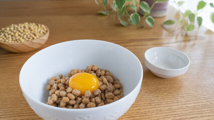 納豆と生大豆と生卵。日本の納豆。