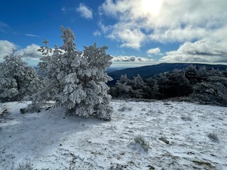 Sol entre nubes en nieve en Madrid