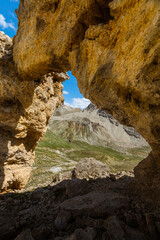 Felsentor vom Julier Wandern im Val d’Agnel, einem Seitental des Julierpasses in der Schweiz