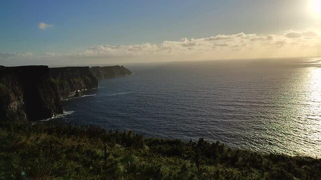 Doolin &ndash; Panoramica delle Cliffs of Moher dalla terrazza del belvedere al tramonto
