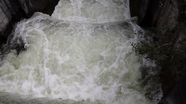 Galway &ndash; Panoramica del Canale di Eglinton dal ponte sulla cascata