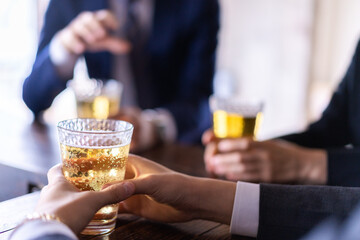 バーでお酒を飲む男女の会社員