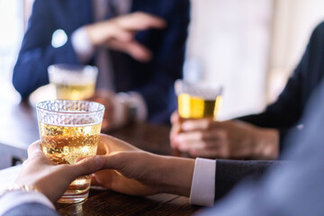 バーでお酒を飲む男女の会社員