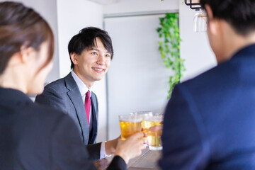 飲み会をする男女のビジネスパーソン