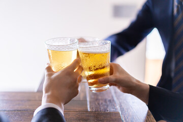飲み会をする男女のビジネスパーソン