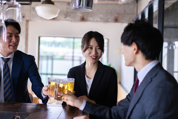飲み会をする男女のビジネスパーソン