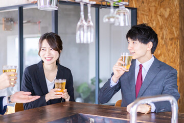 飲み会をする男女のビジネスパーソン