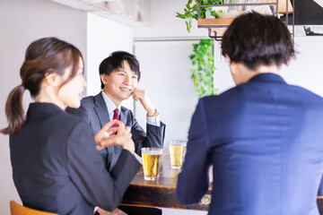 飲み会をする男女のビジネスパーソン