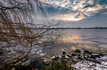 Blick auf die Hamburger Innenstadt über die vereiste Alster im WInter