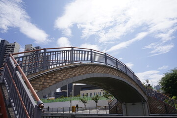 공원에는 계곡에서 아치형다리를 볼 수 있습니다.