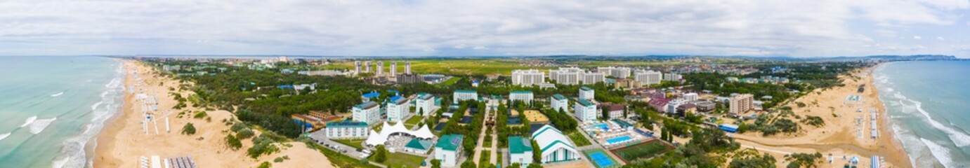 Obraz premium A picturesque panorama of the sea coast with a sandy beach in a resort near the city of Anapa and the village of Vityazevo